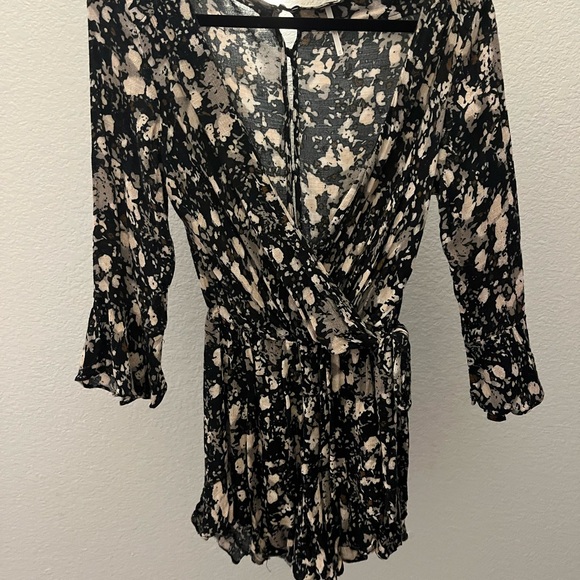 Chic Black and Beige Floral Print Romper - Picture 1 of 3